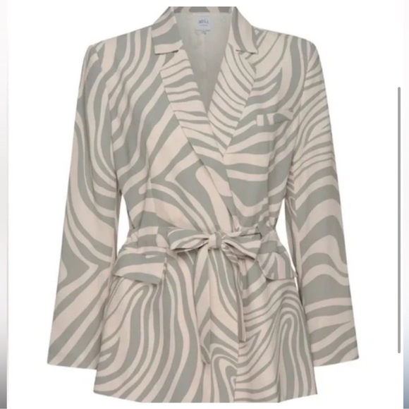 MISA Los Angeles The Kelsey Jacket 
Abstract w/Belt and Pockets, NWT
$145 $450 - Picture 3 of 4